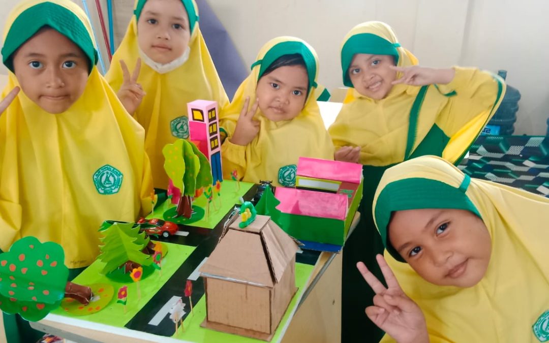 Karya Seni Rupa Kelas 1D SDIT Al Ihsan Legenda – Membuat Maket Kota dari Bahan Kardus
