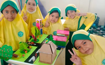 Karya Seni Rupa Kelas 1D SDIT Al Ihsan Legenda – Membuat Maket Kota dari Bahan Kardus