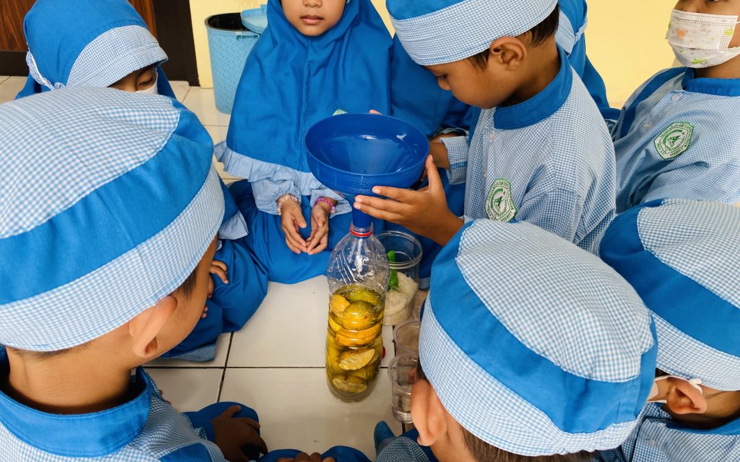 Kegiatan Membuat Eco Enzyme & Kreasi Tas Belanja TKIT Al Ihsan Legenda