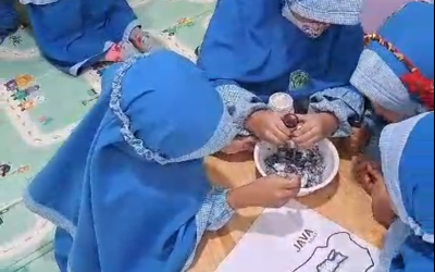 Serunya Sentra Persiapan TKIT Al Ihsan Legenda: Membuat Pulau Jawa dengan Media Bubur Koran