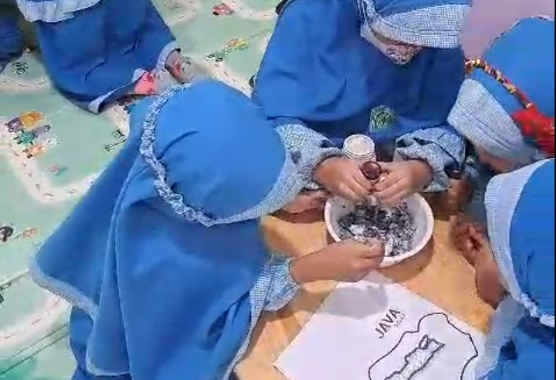 Serunya Sentra Persiapan TKIT Al Ihsan Legenda: Membuat Pulau Jawa dengan Media Bubur Koran