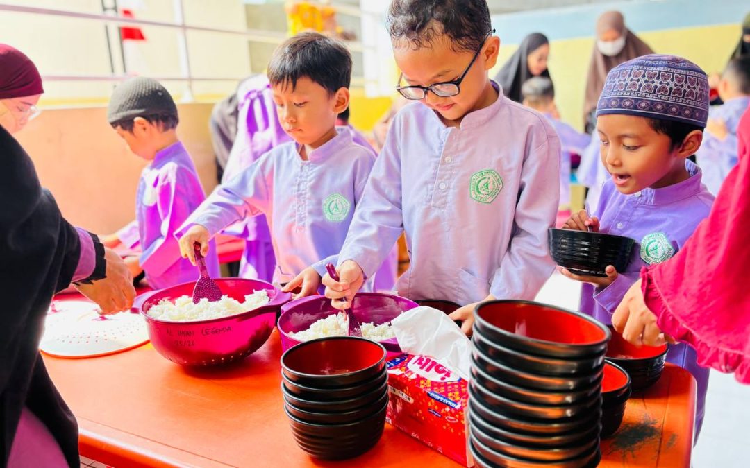 Makan Gizi Seimbang: Menumbuhkan Generasi Sehat dan Ceria di TKIT Al Ihsan Legenda